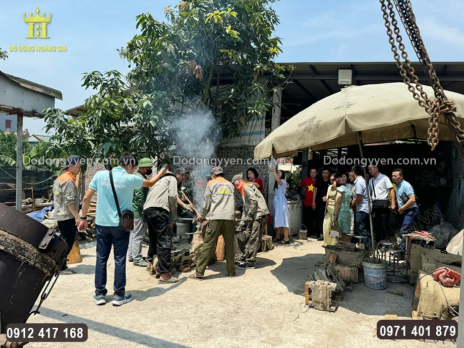 Đội ngũ nghệ nh&acirc;n đang nung n&oacute;ng chảy đồng